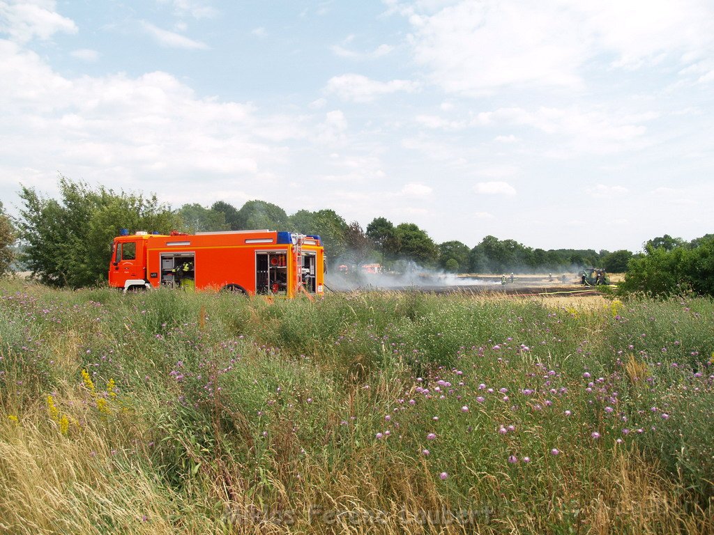 Bodenfeuer ausgeloest durch Strohballenpresse Koeln Holweide Colonia Allee P09.JPG